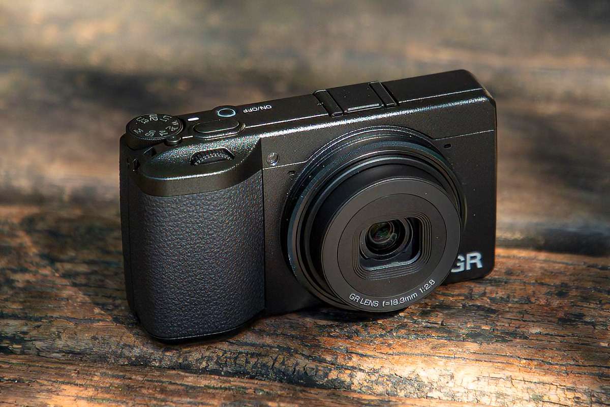 Ricoh GR4 vista di fronte